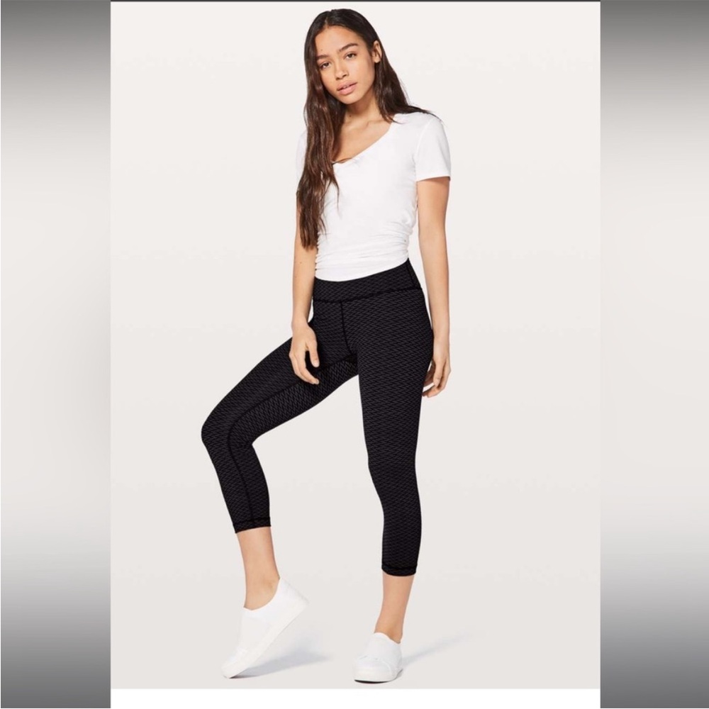 Lululemon Wunder Under Crop (Hi-Rise) Black Score Leggings - Sz 4 - EUC